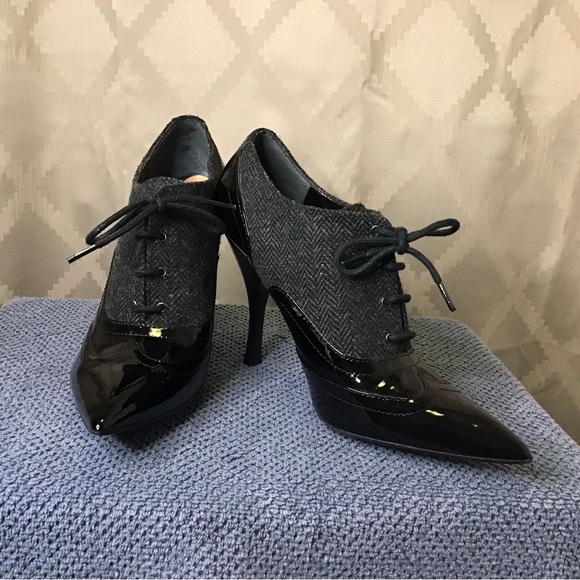 Guess Briclyn Pointed Toe Wingtip Lace Up Heels - Picture 3 of 16
